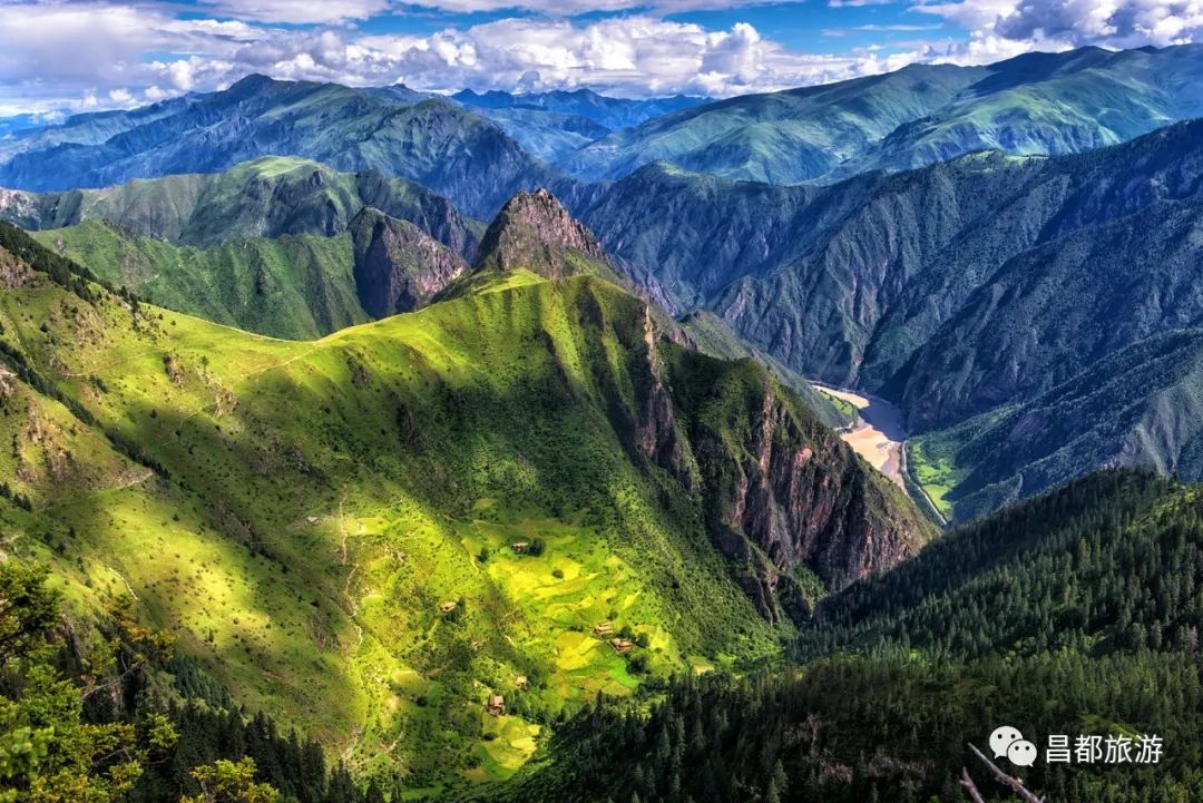 西藏昌都巍峨神秘是它的代名词生钦朗扎神山