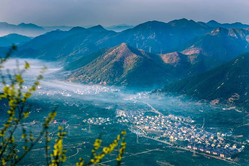 5公里,将金峨村,蒋家池头村,雷山村,舍辋村,南岙村5个特色各异的村落