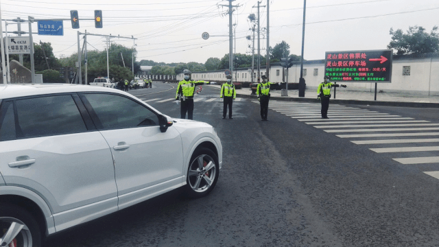 市公安交警部门立足75个重要节点路口,有序开展指挥疏导,停车诱导工作