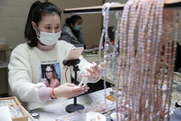 金富源珠宝有限公司的员工正在直播卖珍珠饰品.