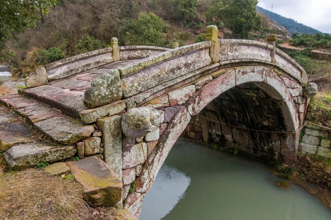 目前村中尚存东晋古寺一座,宋代古墓一穴,石拱桥三座,碾子五盘,还有