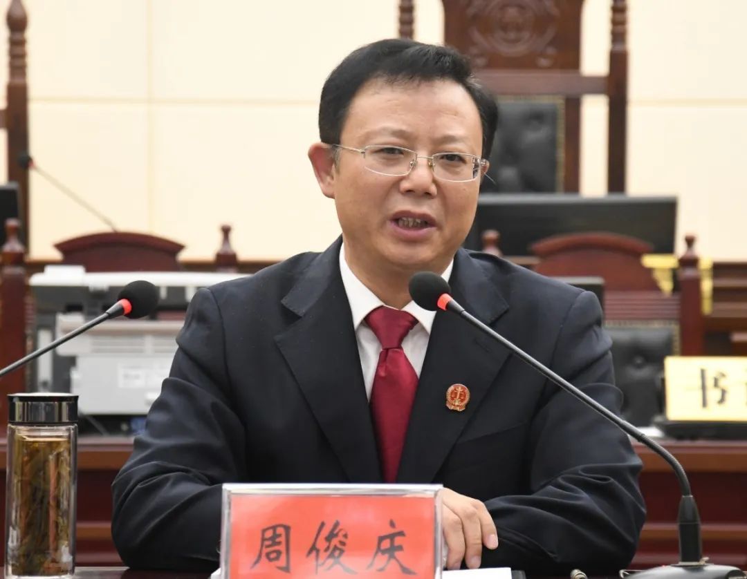 襄州区法院党组书记,院长周俊庆代表全体干警祝大家劳动节快乐!