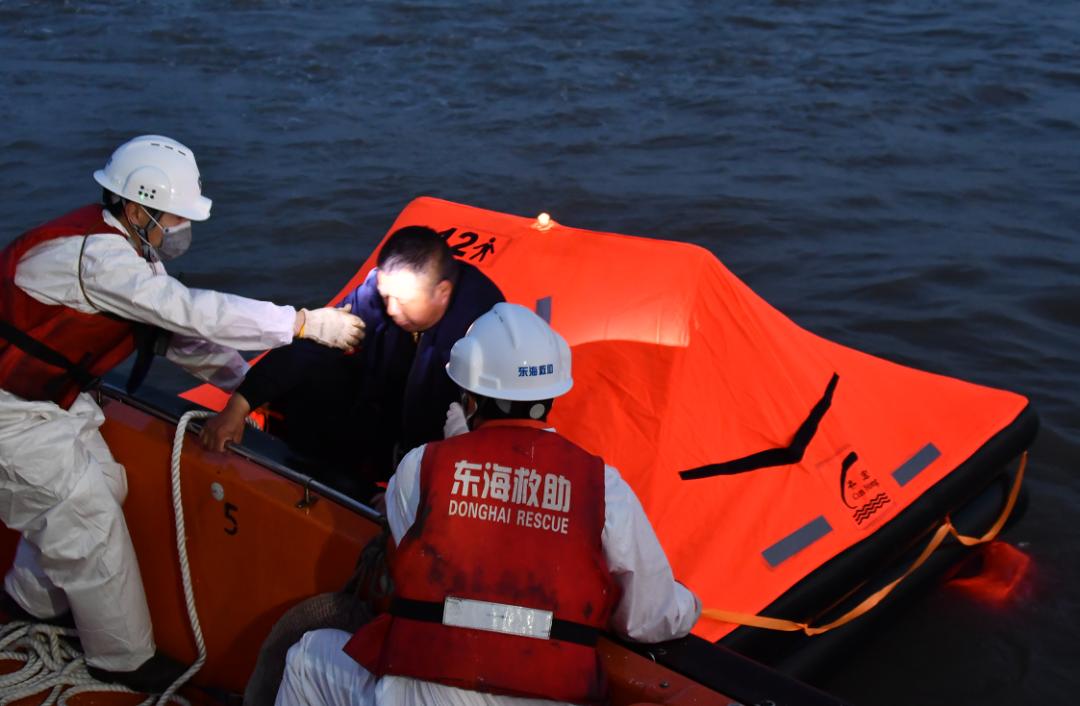 凌晨出动东海救助局所属东海救101轮成功救助搁浅渔船苏启渔03669轮上