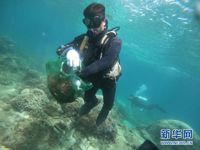 6月6日，蜈支洲岛潜水教练在景区海域海底清理海洋垃圾。