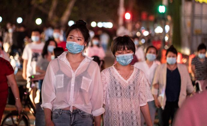 疫情逐步缓和，青年男女漫步广州街头，享受久违的夜晚