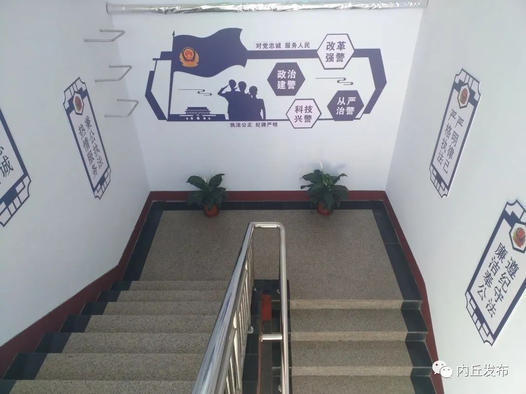 官庄派出所楼道文化建设"大爷,请您戴好口罩.您拿好证件,稍等一下.