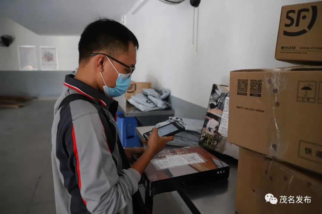 快递小哥正在扫描快递物件.