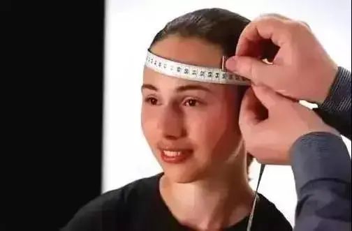 量好头围或试戴头盔后确定头盔尺码,佩戴时需将后部调解器开至最大.