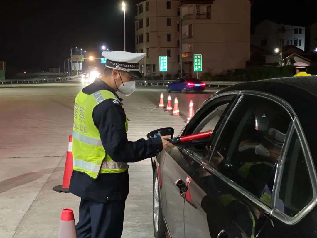 五一我在岗宁德高速交警坚守一线为节日护航