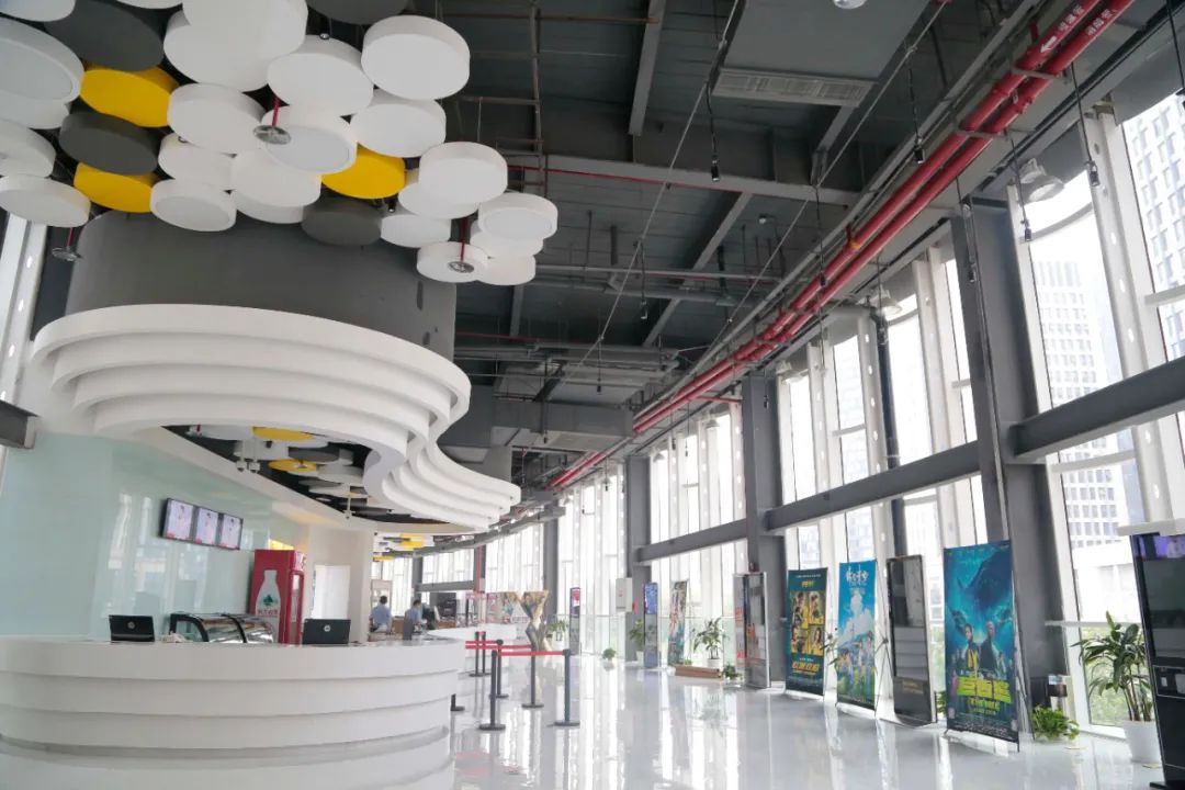 西施大剧院坐落于诸暨市城东中心区,南邻科技馆,西北紧邻市民湿地公园