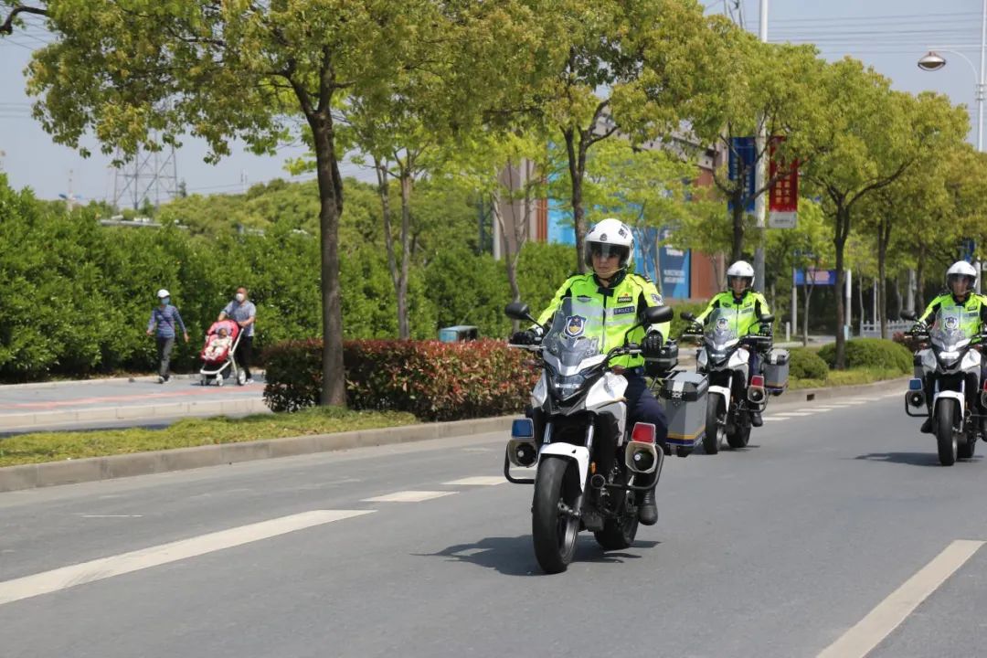 ""明白,我前去处置"……近日,松江警方新组建的"交警铁骑队"正式亮相