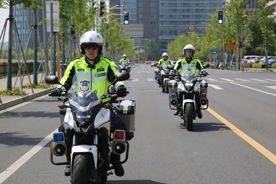 ""明白,我前去处置"……近日,松江警方新组建的"交警铁骑队"正式亮相