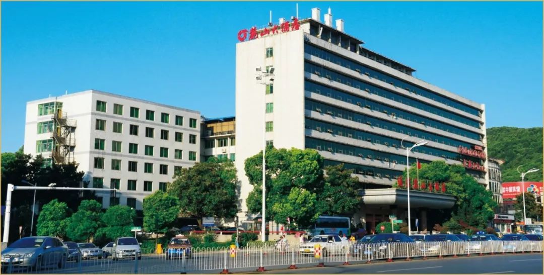 长沙通程麓山大酒店地址:岳麓区梅溪湖环湖路1177号酒店大楼高52层