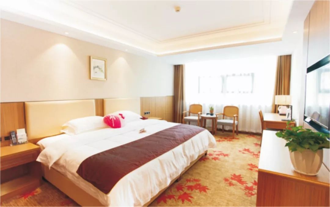 通程麓山大酒店是一家三星级酒店,原名为麓山宾馆,1976年建成开业.