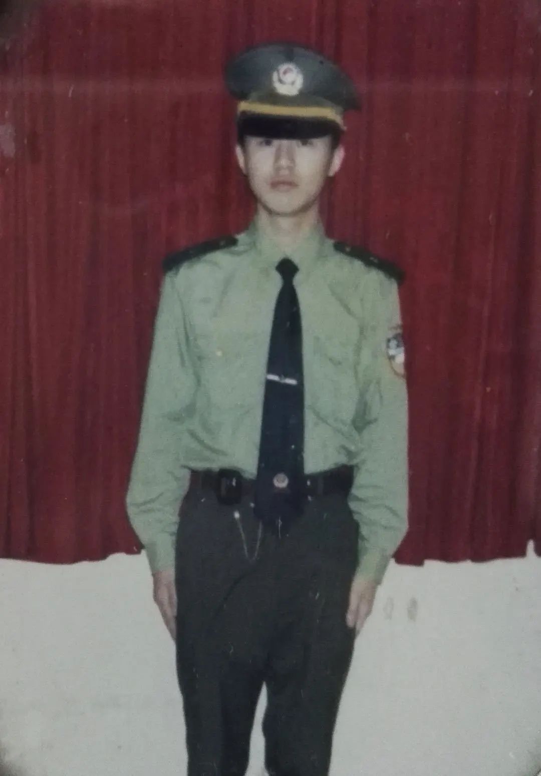 1998年04月,在佛山市公安局跟班学习期间,当时是警校里的一名学警.