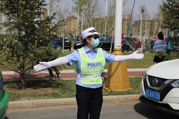 梅河口女交警图片