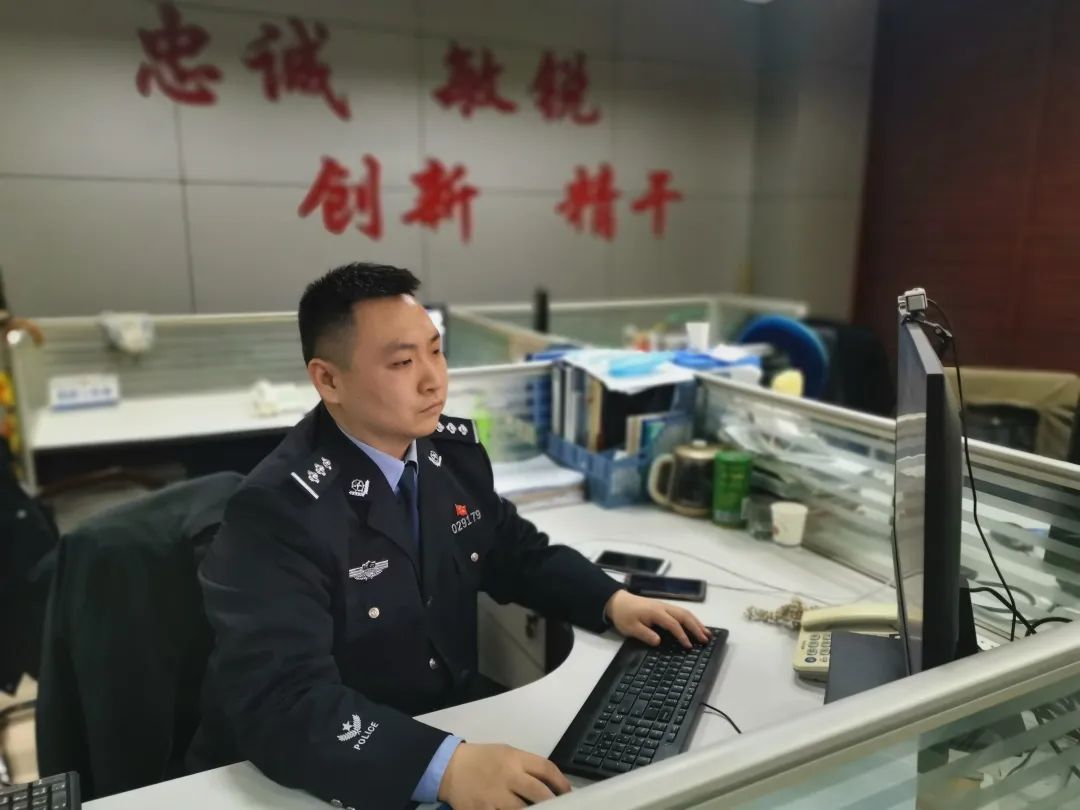 用奋斗致警青春