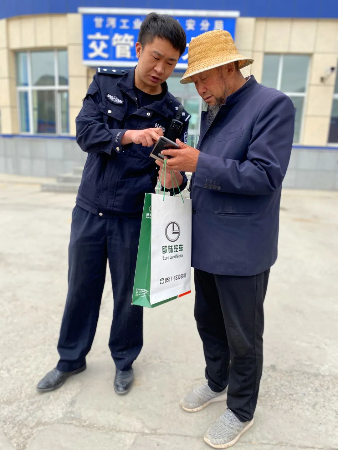 五一劳动节五四青年节警察这样过甘河公安致敬每一位伟大的劳动者和