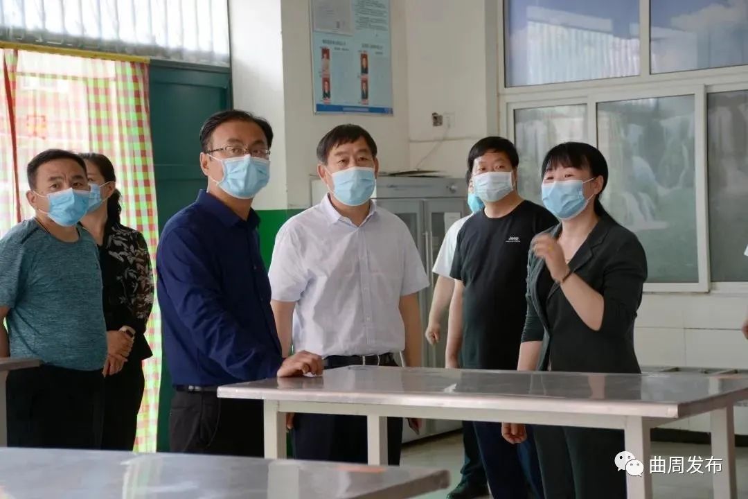 县委书记李凡县长尹丽龙一线督导初三开学复课准备工作