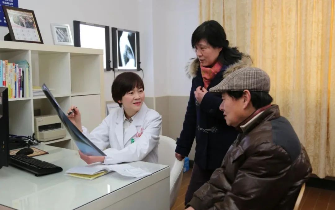 续写新时代劳模故事新篇章看最美医生朱兰和恰尔斯电力如何接棒