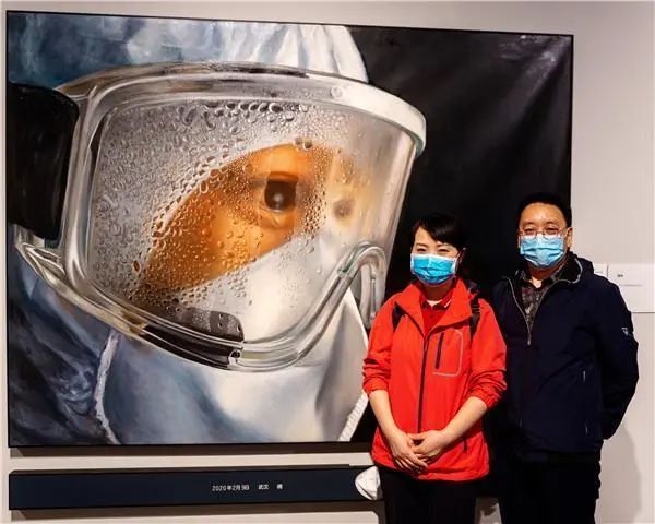 我从贵州飞来上海看展那幅抗疫天使的原型是我76讲述74