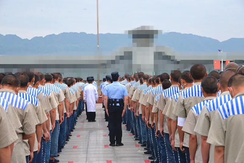 让国旗在疫情防控中高高飘扬