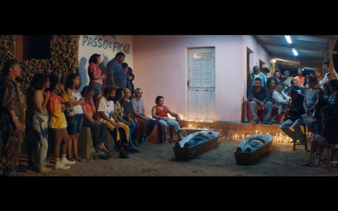 而在我看来,《巴克劳》值得一提的是,它让我们看到了关于对抗与捍卫的