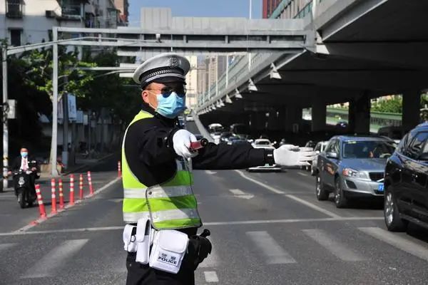 交警蜀黍的鐵騎隨時待命街面警力駐守視頻巡邏監控無人機高空觀測出行