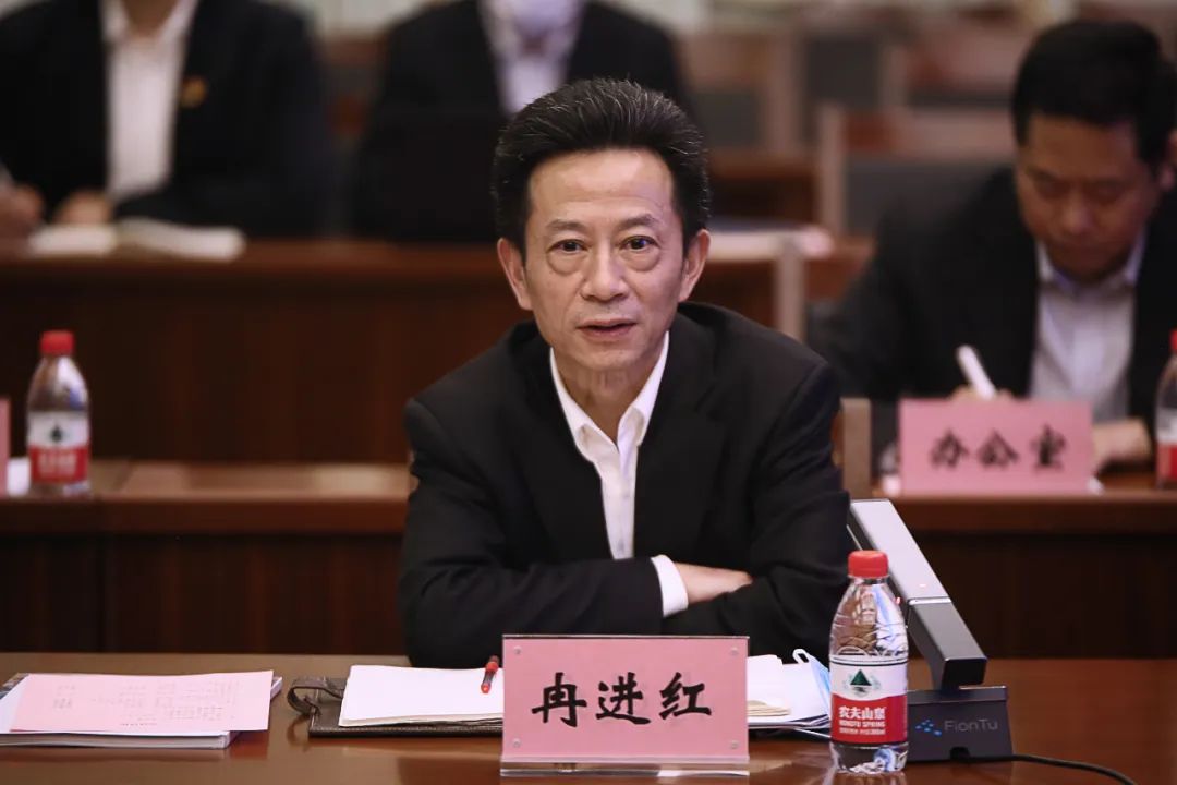 在愉快轻松的氛围中,冉进红局长与梁建忠执行董事签订了合作共建协议.