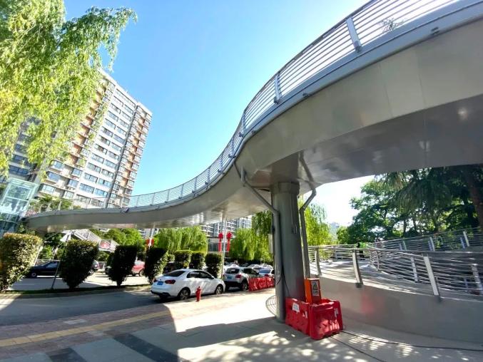 颜值超高走去打卡西安首条无障碍人行天桥