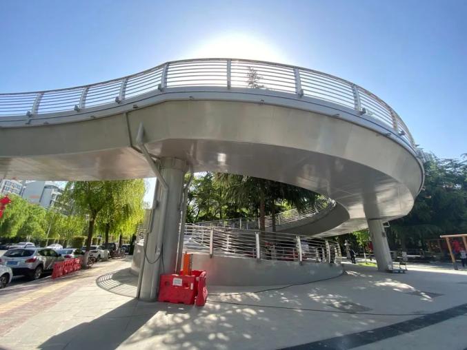 颜值超高走去打卡西安首条无障碍人行天桥