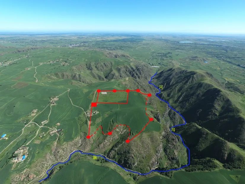 的山嘴上,依山形水势而建,北,西面筑墙,东,南以深涧为屏障,地形险峻