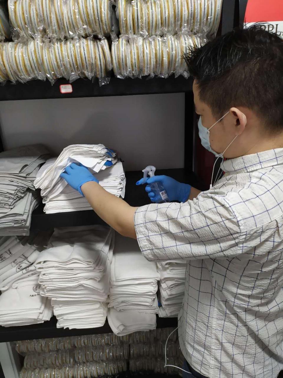 武汉趣住酒店工作人员给客房消毒