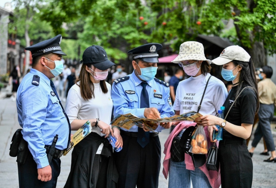 老民警的节日坚守 侯甜 摄