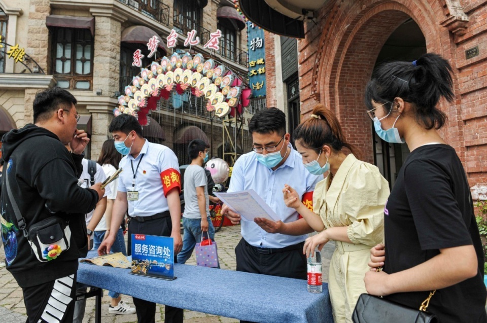 台儿庄古城工作人员耐心为游客讲解 侯甜 摄