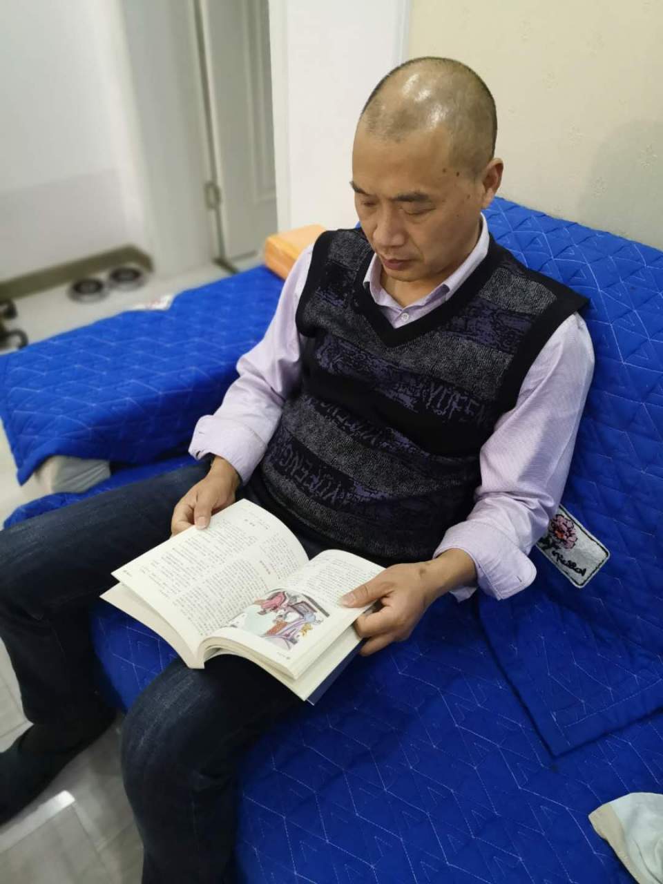 李文雄在家看书