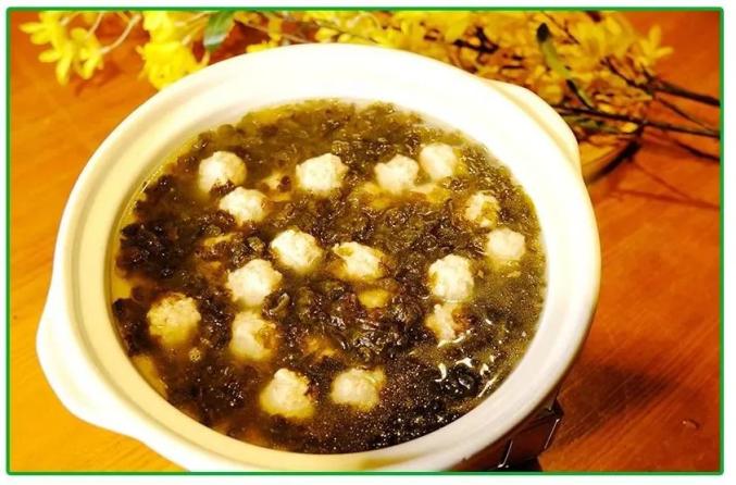 鲜地木耳肉丸汤