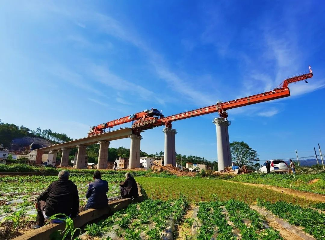 中國中鐵▲中國中鐵六局承建的中老鐵路國內段玉磨鐵路和樂隧道兩個