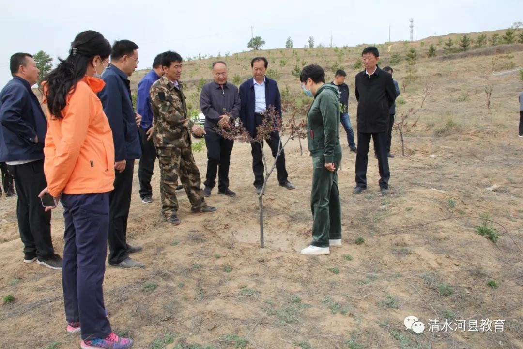 5月4日上午,呼市教育局局长张晓华一行赴清水河县窑沟乡调研指导脱贫