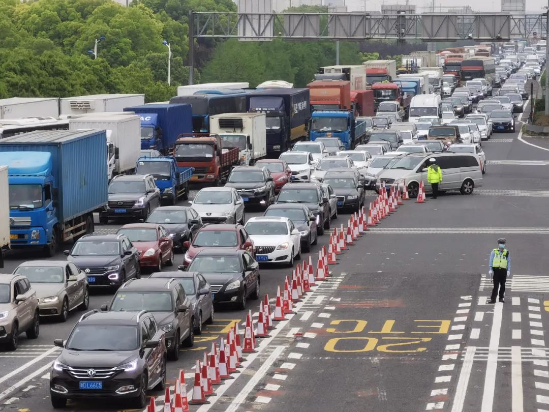 上午9点,在g2京沪高速江桥收费站的入沪方向收费口,排队等待缴费通行