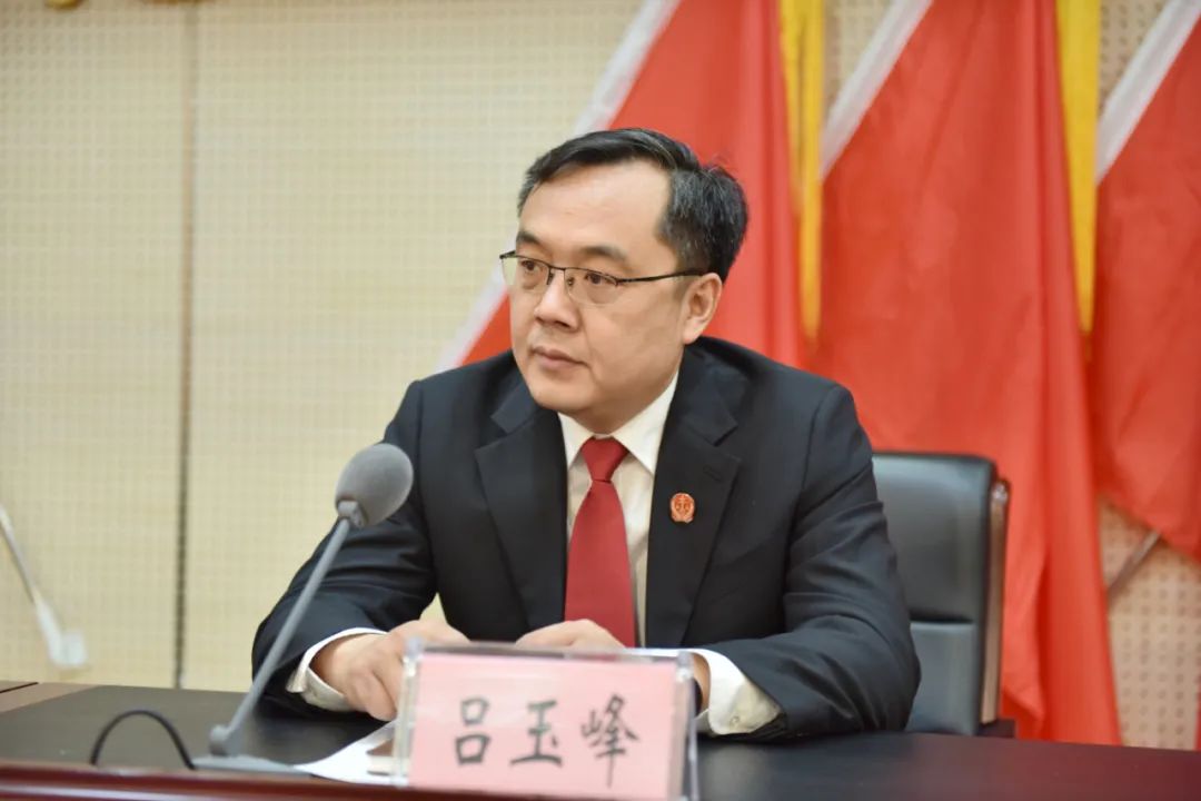 会上,吕玉峰主任宣读了《全市法院"执行攻坚"先进个人表彰决定》,张景