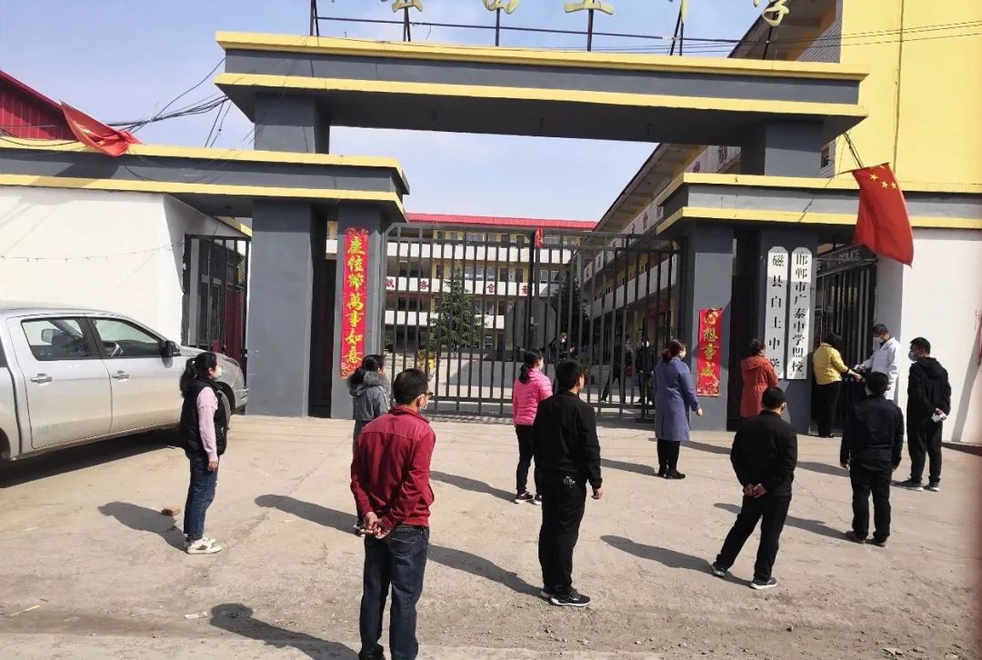 磁县白土中学就寝时,住校学生由包联教师测量体温后进入宿舍,每间宿舍