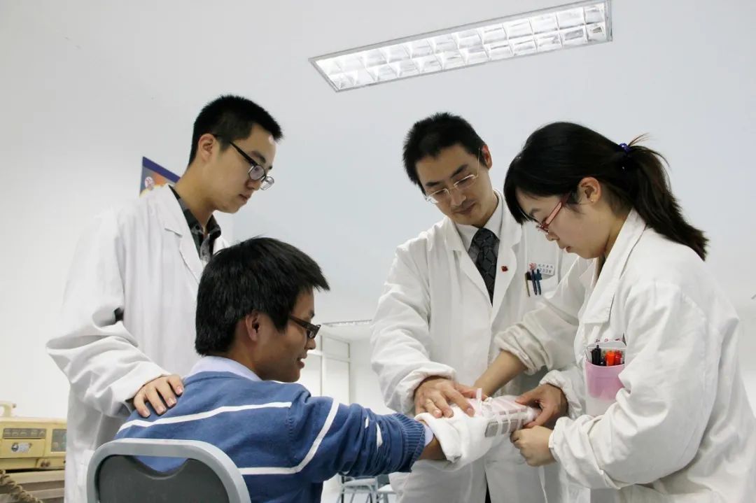 专访张霆中医的理念和武术的精髓不谋而合
