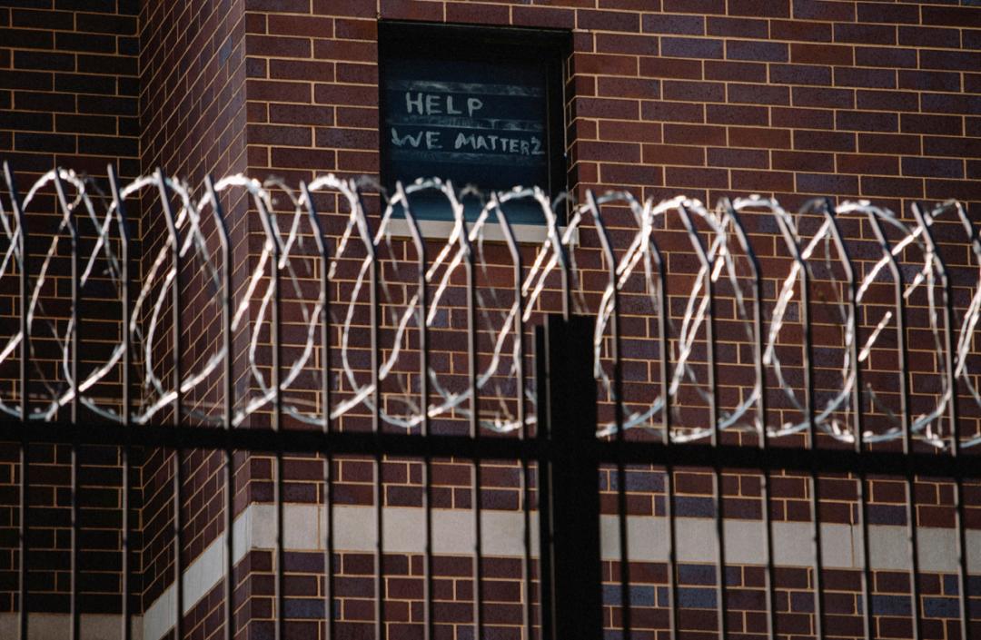 芝加哥一所监狱的囚犯在窗户写下"救救我们"的求救信号(图片来源 