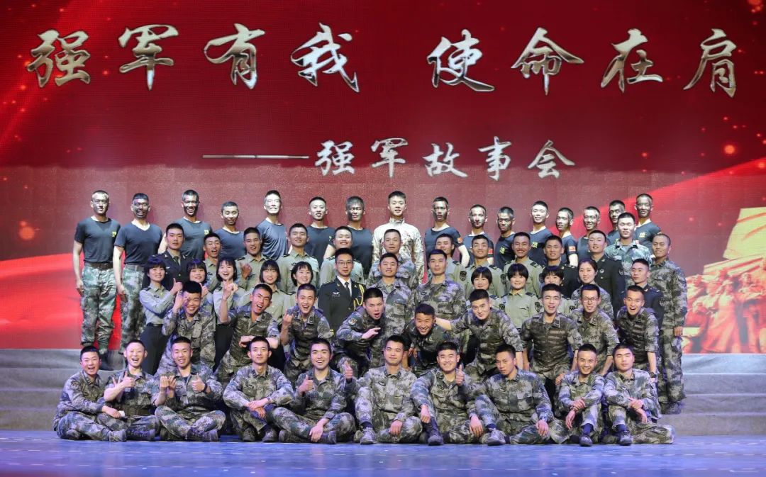 吳學能(前三右6)與參加強軍故事會的演員合影2015年5月,為配合上級