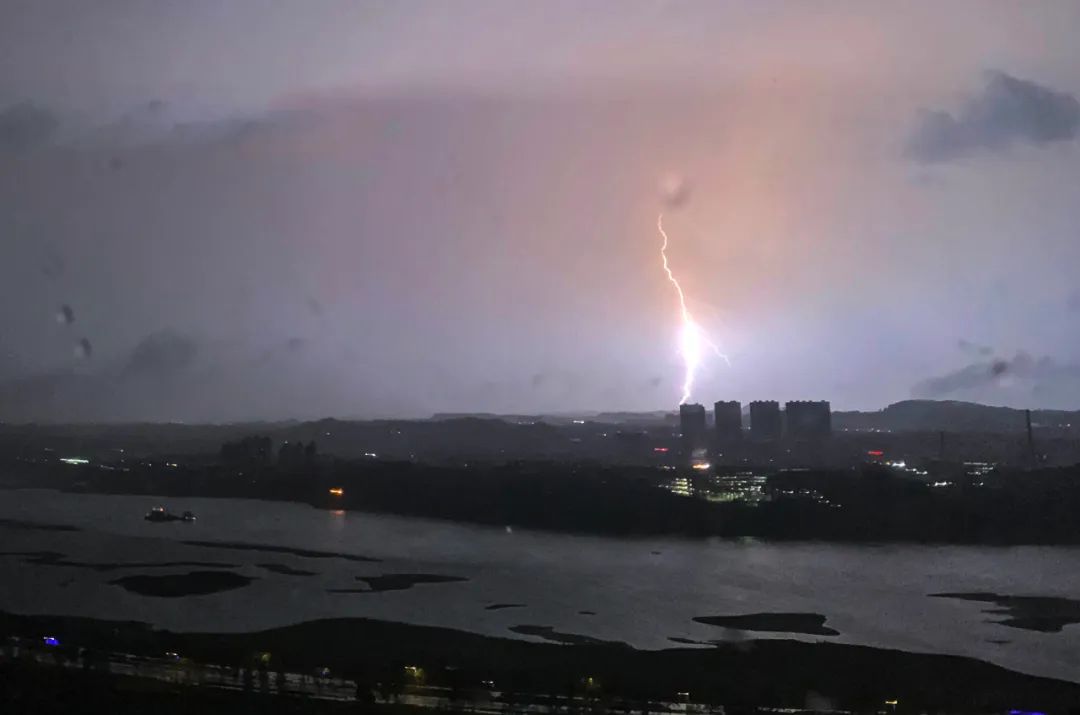 今天还有强对流天气丨泸州戏精天气上线:晚上雷雨交加,白天30