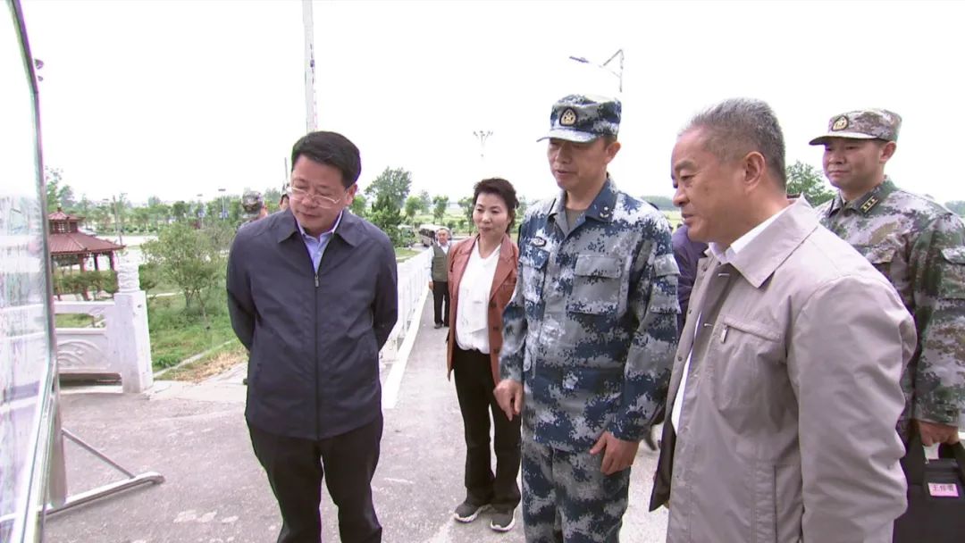 市委书记杨光荣,市及阜阳军分区领导王波,王洪元,陈兆国,王显义,龚辉