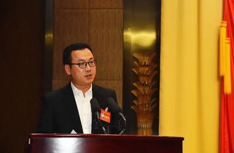 文昌市人民法院院长李戈向人大会议作法院工作报告