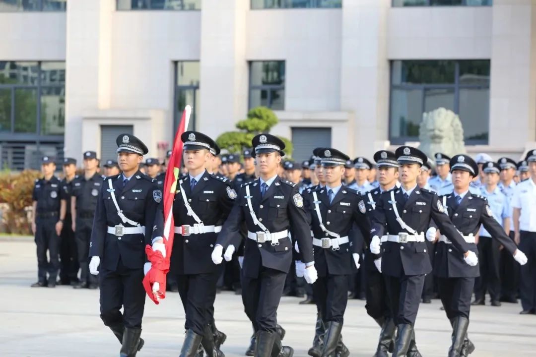 "坚持政治建警,改革强警,科技兴警,从严治警,履行好党和人民赋予的新