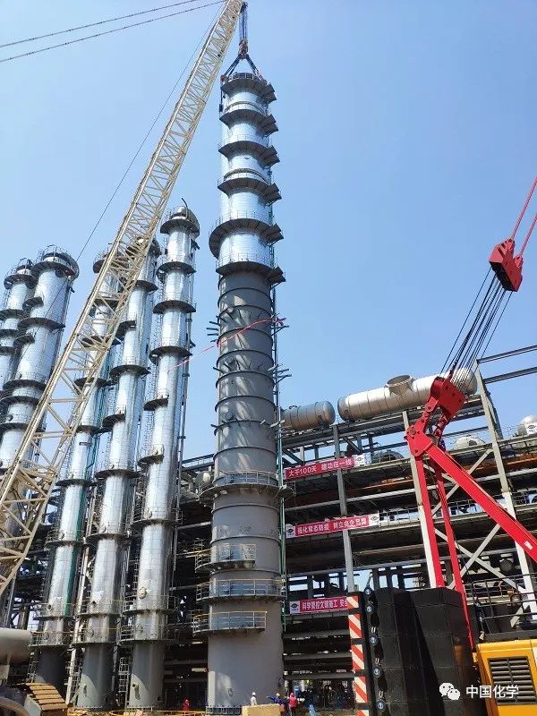 业化应用起到示范作用。十六化建湖北三宁乙二醇项目大型脱醇塔吊装就位